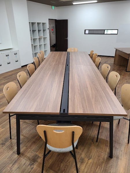 フリーデスク／ルル様はフリーアドレスを導入され、このセンターテーブルで自由に着席場所を選んで仕事をするスタイルです。