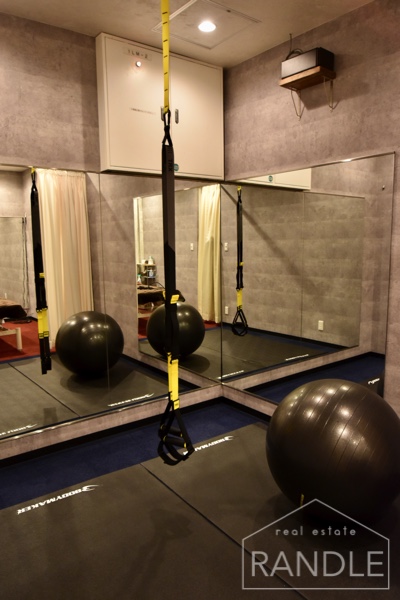 トレーニングルーム／壁一面の鏡と器具が揃っており、トレーニングに取り組めます！