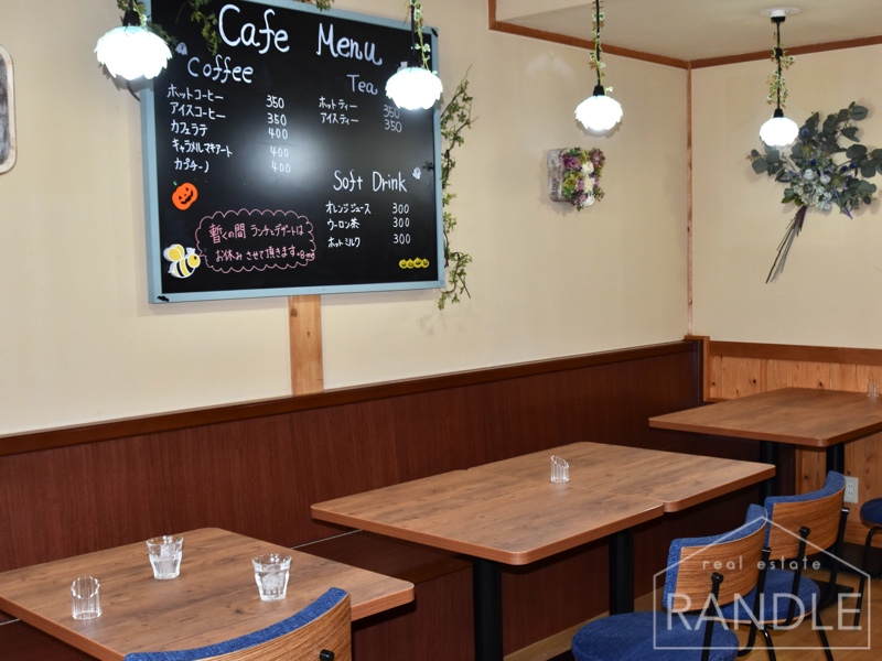 店内の一角にはCafeコーナーを併設。地域の方々の憩いの場として食べたりお茶したり、楽しいお喋りで賑わっています。
