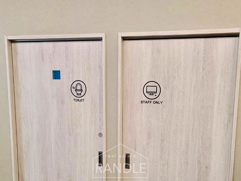 トイレとスタッフルームのサインもランドルでデザインしました。視認性とデザイン性を持たせました！