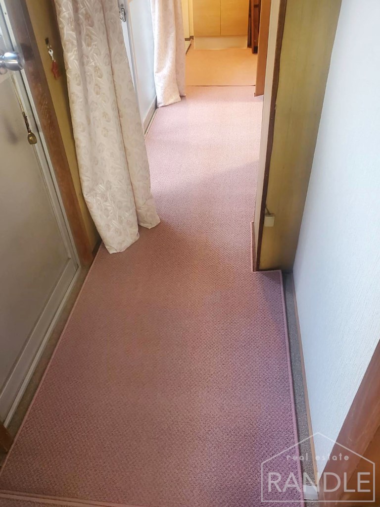 廊下もカーペット敷きに！