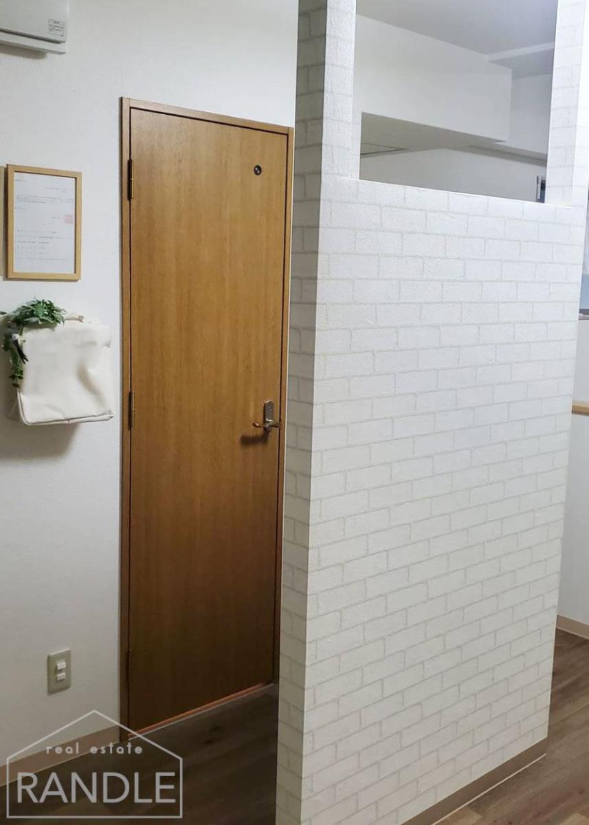 トイレ前に壁を新設しました